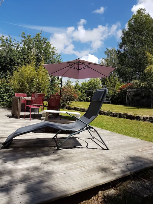 terrasse 30 m2 et orientée SUD EST .
table et chaises de jardin, parasol ,transat,hamac et Barbecue à votre disposition.