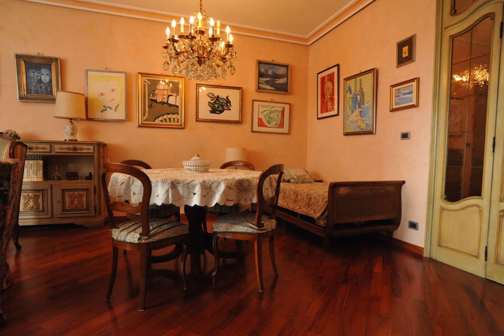 angolo salone con letto una piazza