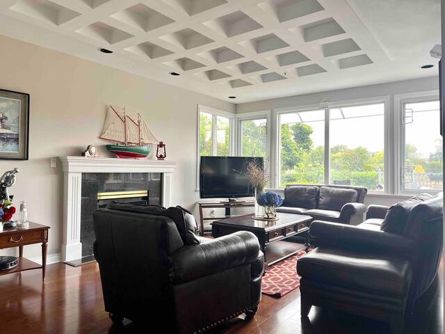 Charming Riverside Villa /Golf/Airport/UBC gallery image 2