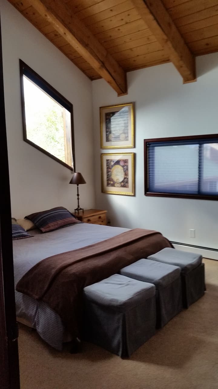 deuxième chambre à l'étage avec très grand lit