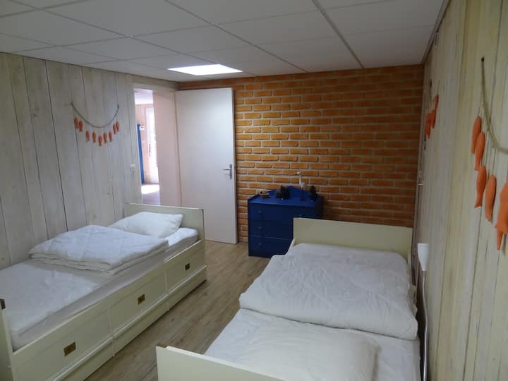 第二间卧室配有3张床（ 90 × 190 ）