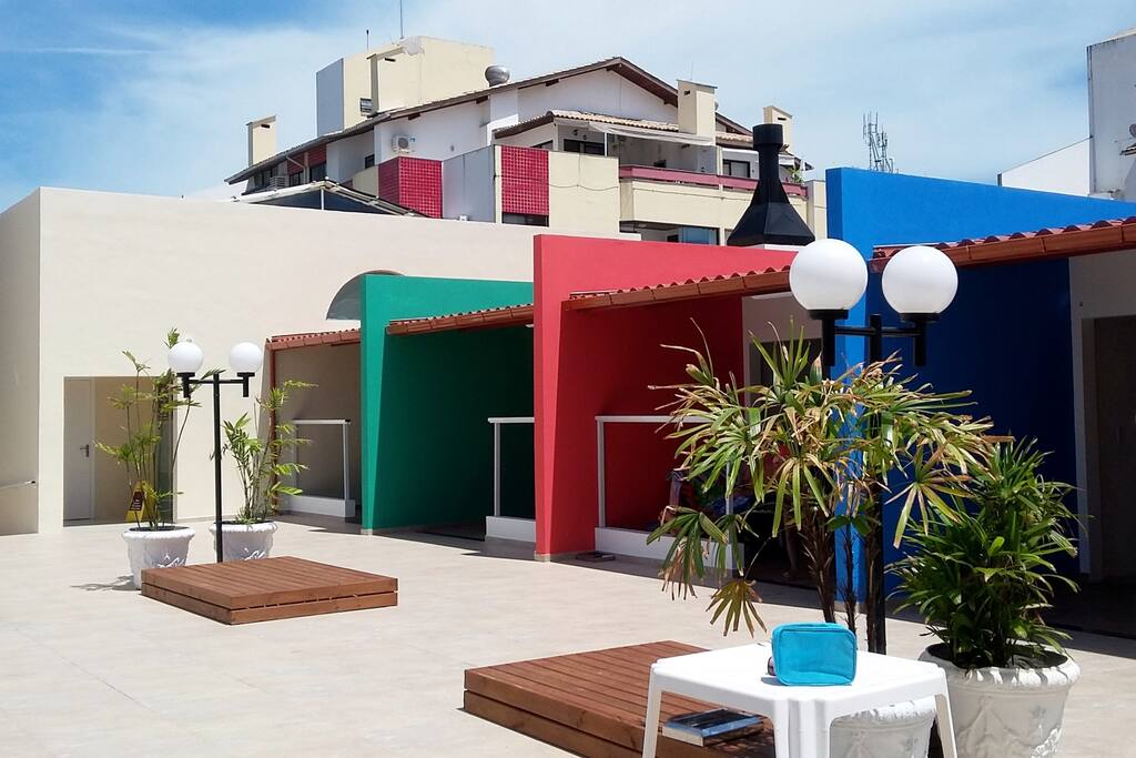 Área com churrasqueiras próximo as piscinas