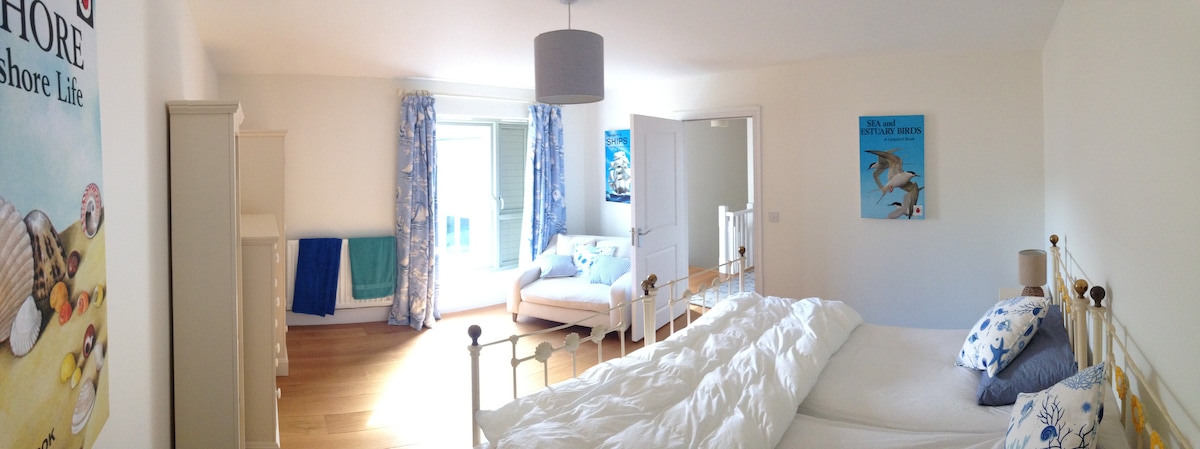 双人卧室俯瞰花园。