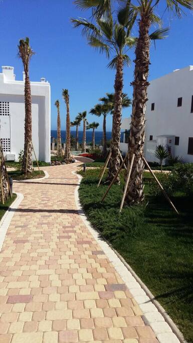 direkter Weg zum Pool und Strand