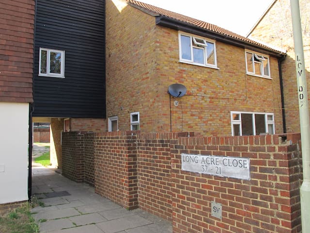 Clean and tidy room in Canterbury.