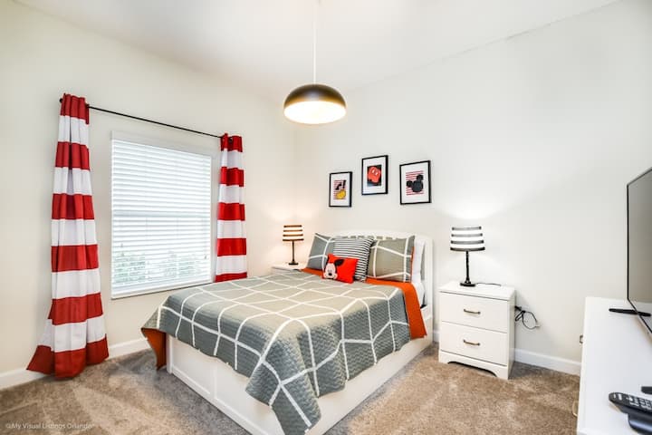 Katër dhoma, krevat dhe kuti e plotë