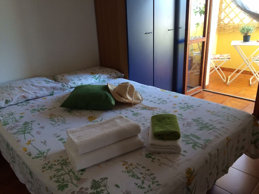 Camera da letto con balcone / Bedroom with balcony