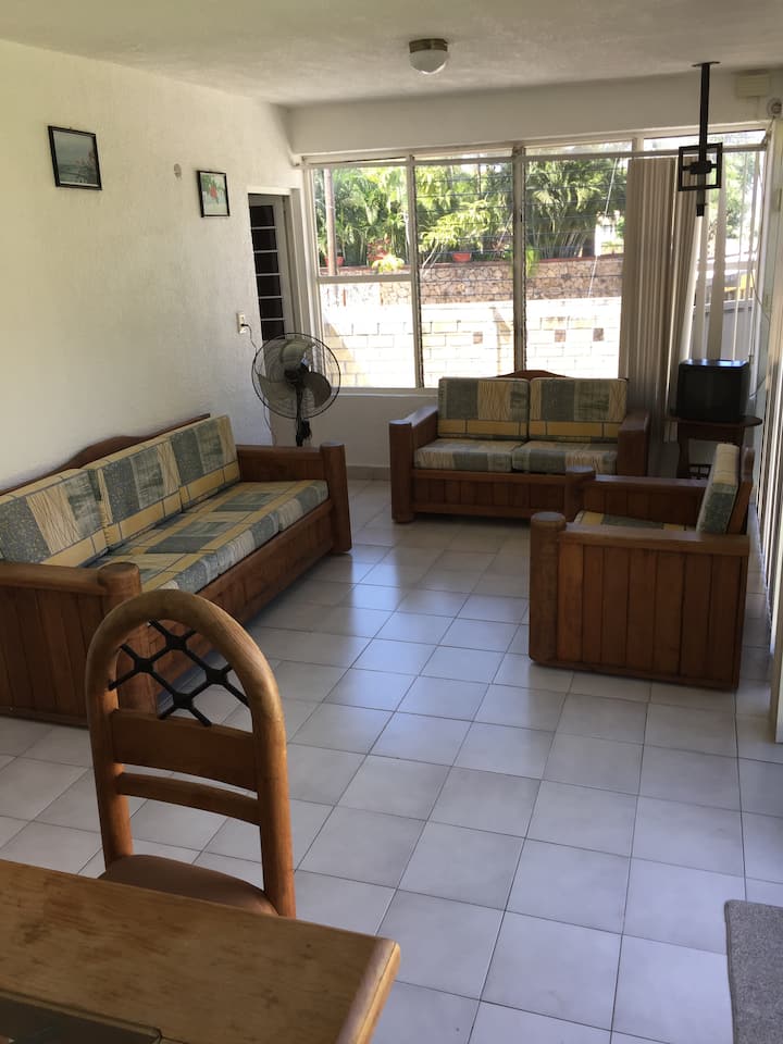 Всекидневна с три фотьойла, кабелна телевизия и хамаци за поставяне на хамаци вътре. Wi - Fi, достъпен в цялата къща