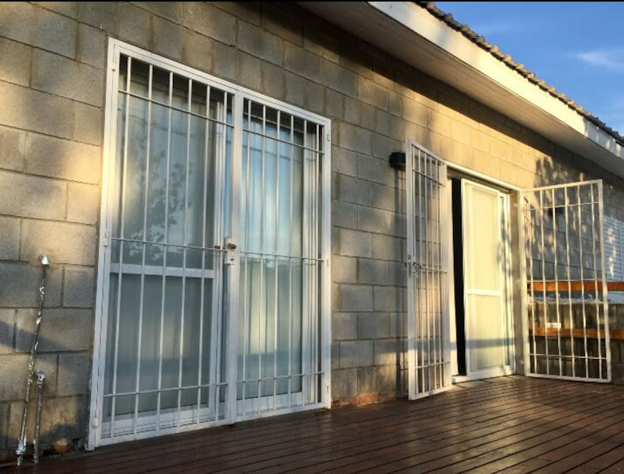 Deck frente a la casa