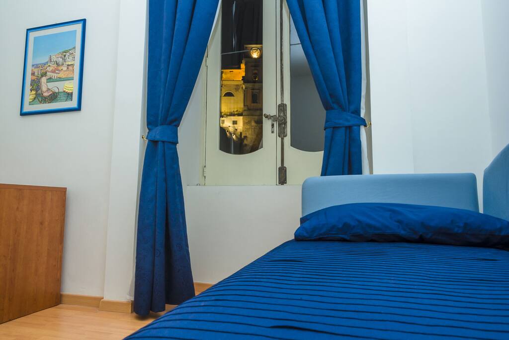 FINESTRA E DIVANO LETTO