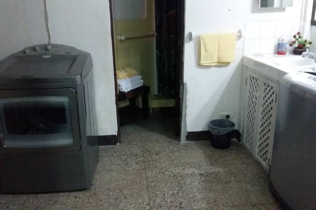LAVANDERIA Y BAÑO