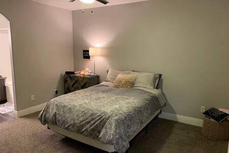 Beautiful One Bedroom w/ close access to Strip