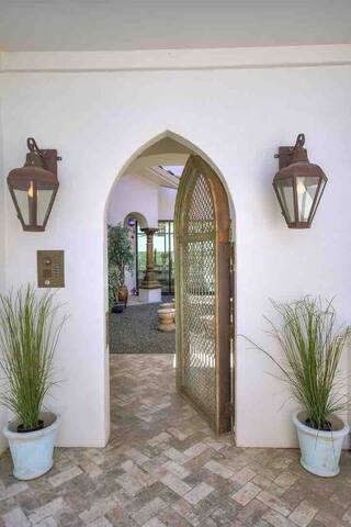 Clifftop Luxury: Pool, Sunsets & Panoramic Views gallery image 4