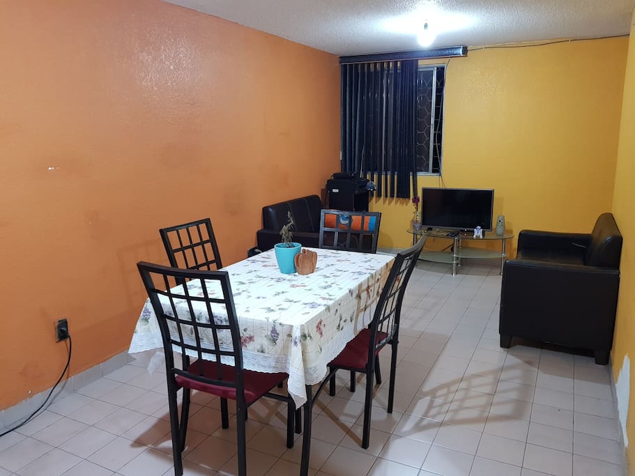 Sala/comedor con television por cable, impresora y juegos de mesa