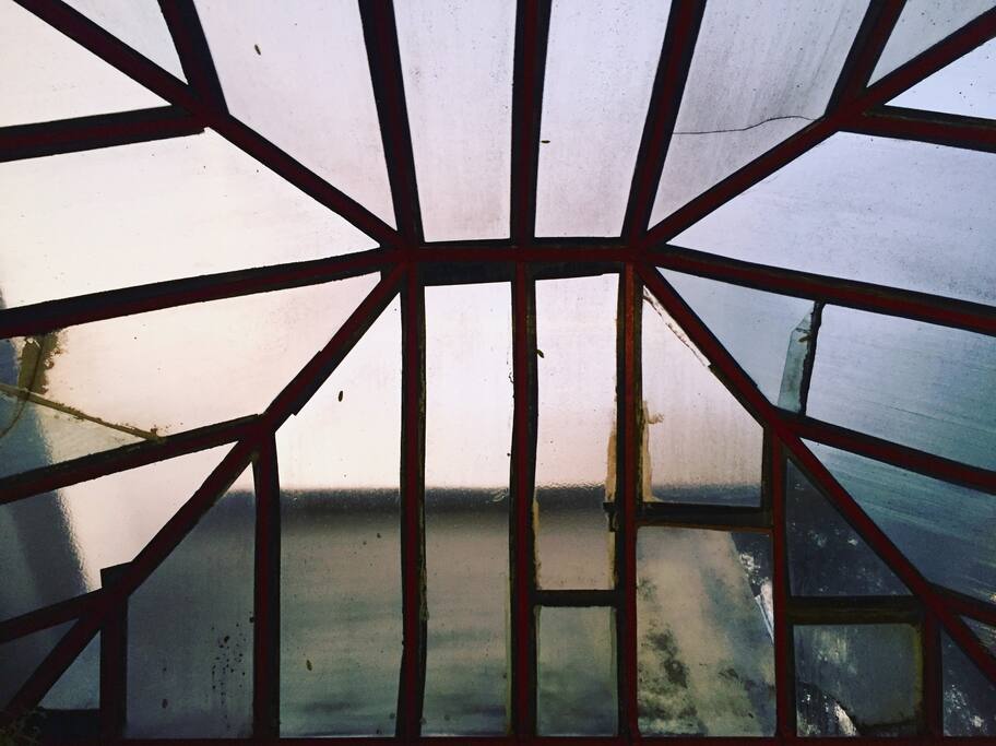 Claraboya sobre patio interior.