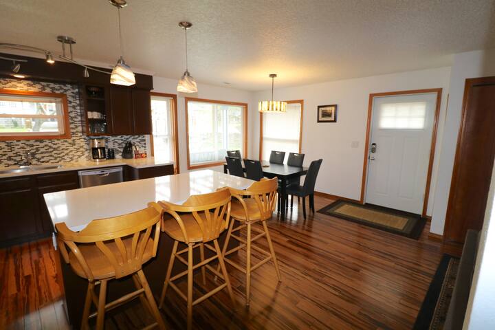 Alberta Arts Bungalow – 4 Bedroom gallery image 5