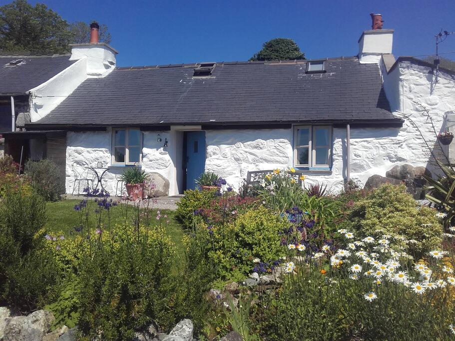 One bed characterful stone cottage in Snowdonia Houses for Rent in