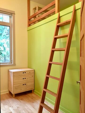 Oceanfront West Coast Holiday Home gallery image 4