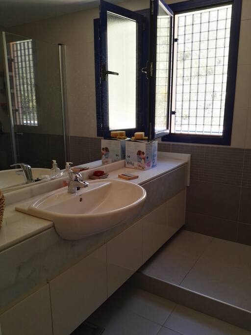 dos baños uno con ducha y otro con bañera