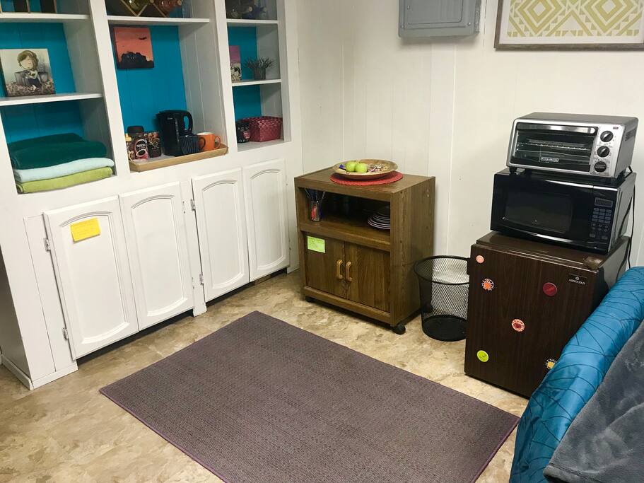 Fridge, microwave, toaster oven, plates, & cutlery provided! Also included are towels, cleaning supplies, & welcoming snacks!