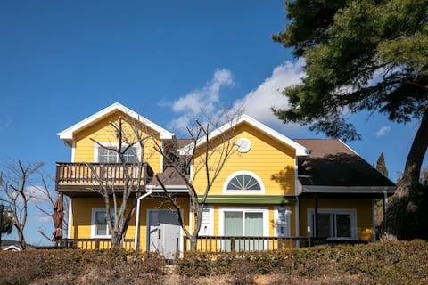 Ocean Hill Smile Pension (Entire 1st Floor)
Experience picturesque cottage at the attraction Boryeong and Smile
