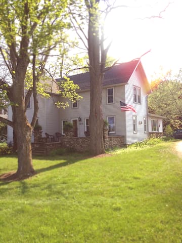 ☆Cherry Farmhouse☆60 Acres☆Central Air☆Fireplace