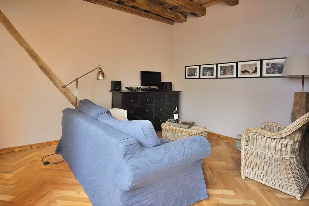 Suite - Sitting area with folding couch
