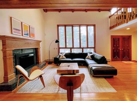 Top Airbnb: Tranquil mid-century modern Berkshires retreat in Pittsfield