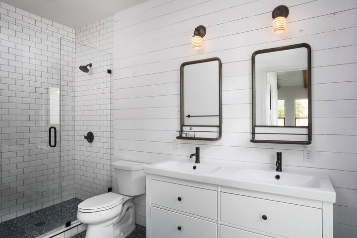 Austin Modern living in Zilker gallery image 3