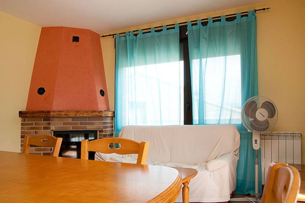Salón con chimenea