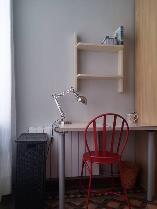Habitación doble / double room (dos camas individuales, armario, escritorio y pequeño balcón con vistas a la calle Girona)