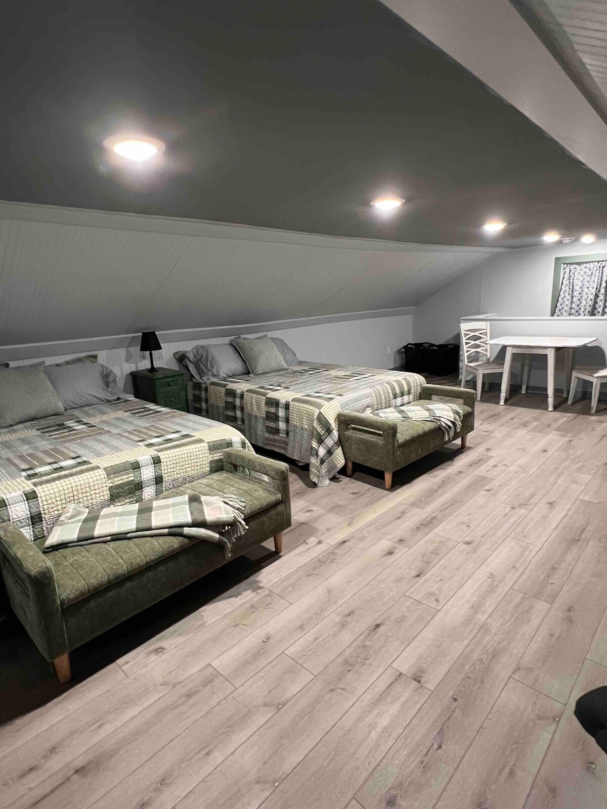 2 bračna kreveta spavaća soba otvorenog stila s garniturom za sjedenje i