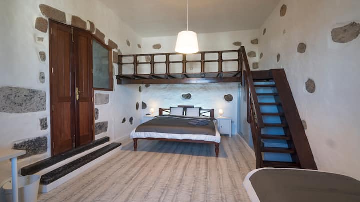 Dormitorio grande principal para tres personas.