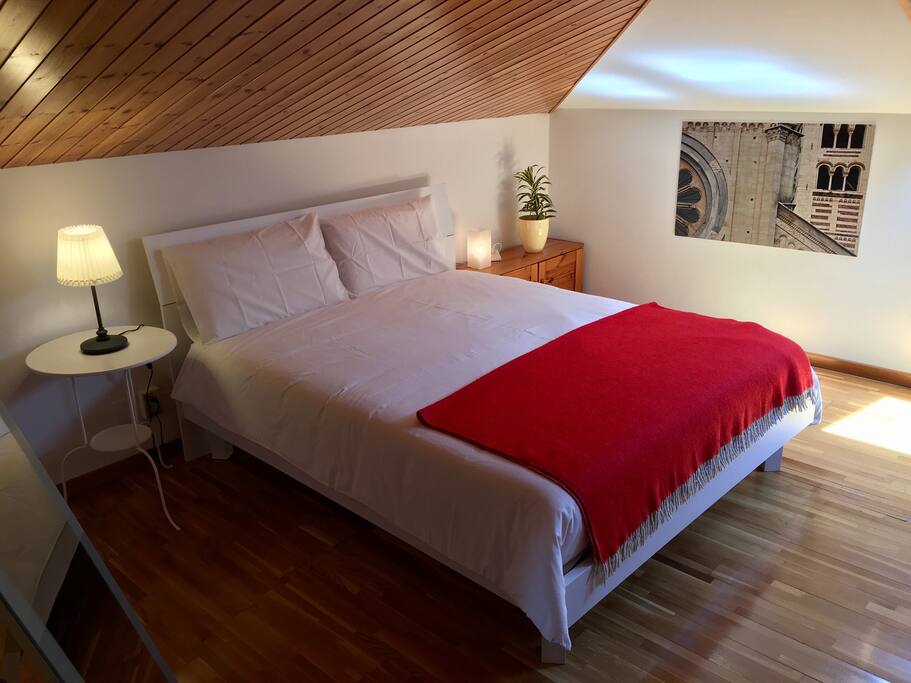 Ampia camera con letto matrimoniale prevista di cassettiera per i vestiti