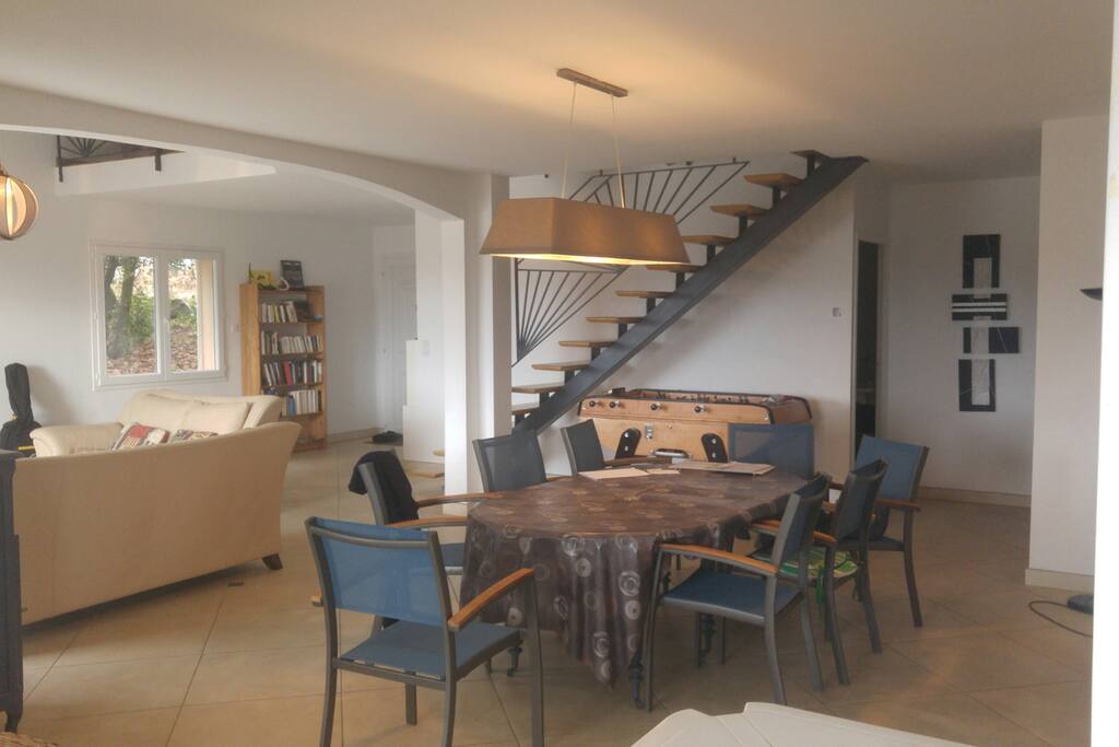 Entrée, salon et salle à manger