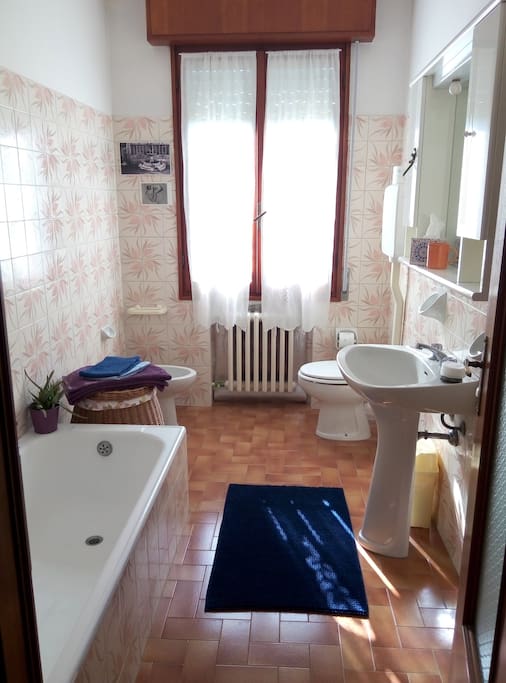 Servizi privati con vasca da bagno.
