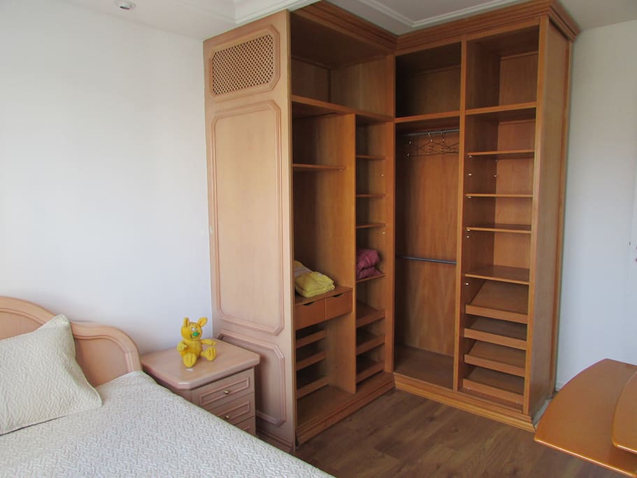 Opção 1: Quarto individual, bastante claro e ventilado, cama meio casal, com colchão ortopédico e amplo closet.
Bedroom 1: Individual bedroom, with confortable matress and wide closet