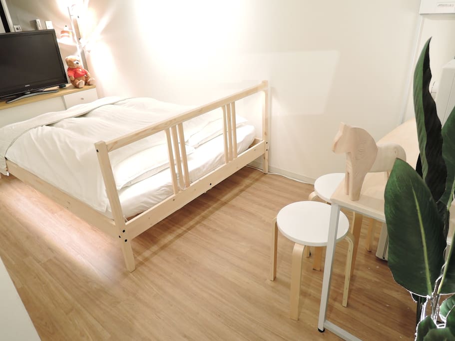 One double size bed(140cm×190cm). 2 person can sleep.