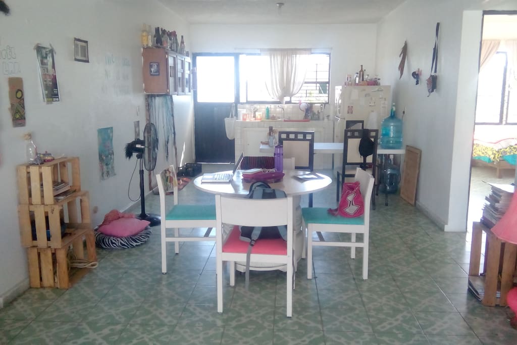 Vista amplia de sala comedor.