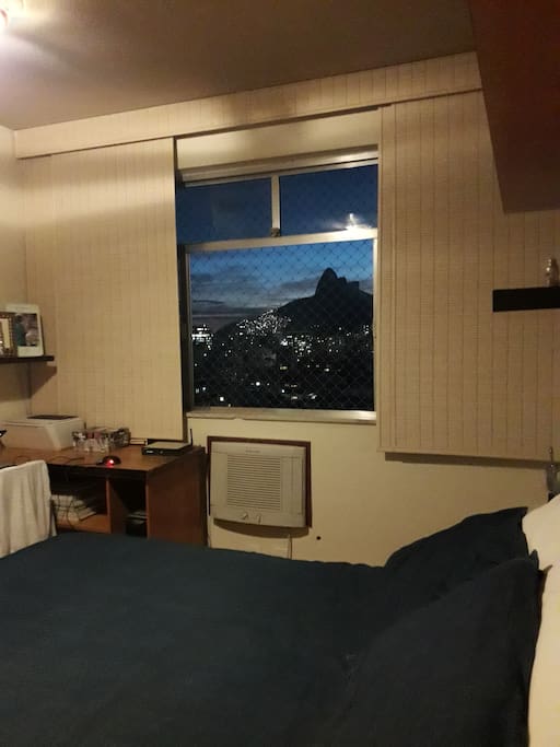 Quarto com vista para o morro Dois irmãos e lagoa Rodrigo de Freitas.