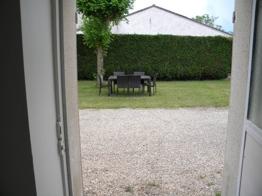 le salon de jardin du gîte vu de la cuisine
