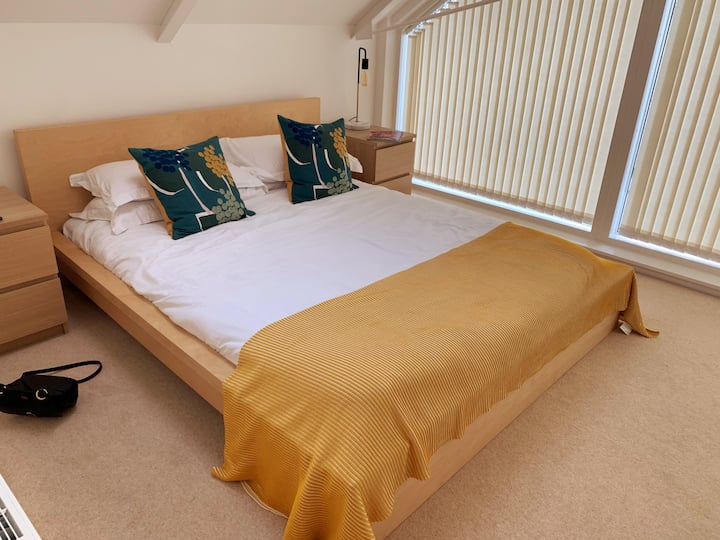 Hauptschlafzimmer in den zweiten Stock mit Kingsize-Bett.