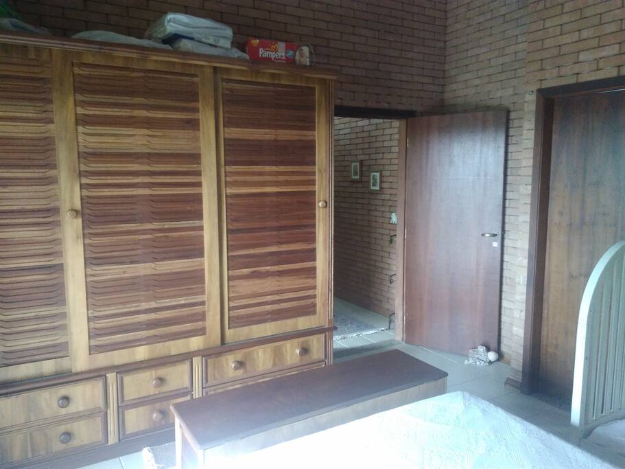 Quarto casal com suite e berço e um colchão a mais