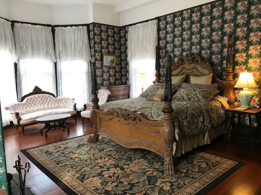 King Bed in Major's Quarters Suite