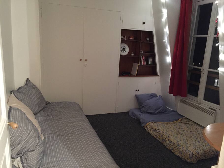 Two petit lits (two twin beds both quite comfy).