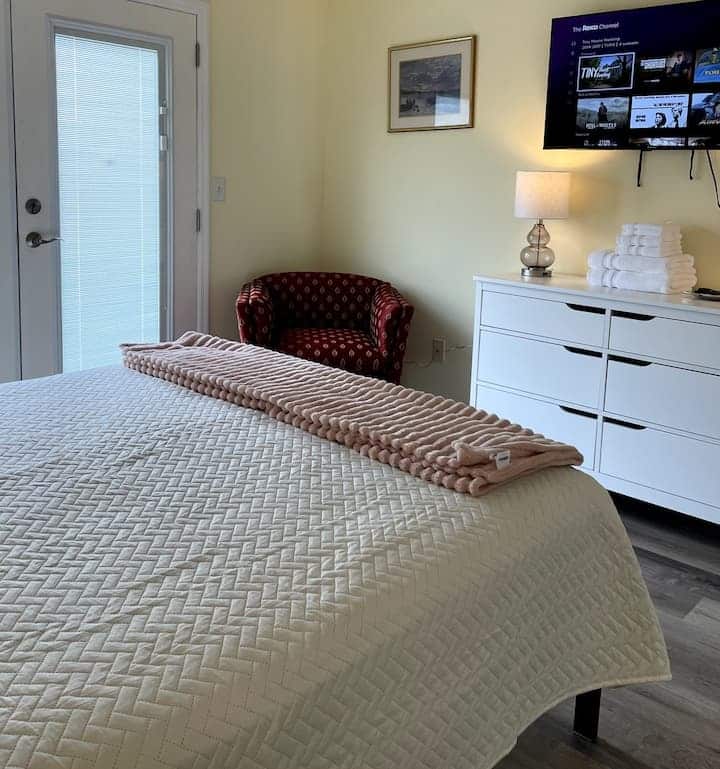 Quarto 1 localizado no 3º andar. Você desfrutará de tempo na varanda compartilhada, onde você pode desfrutar da brisa do oceano enquanto toma café ou conversa. Este quarto acolhedor possui uma nova cama queen size e colchão com novas roupas de cama e travesseiros, além de uma nova TV Roku