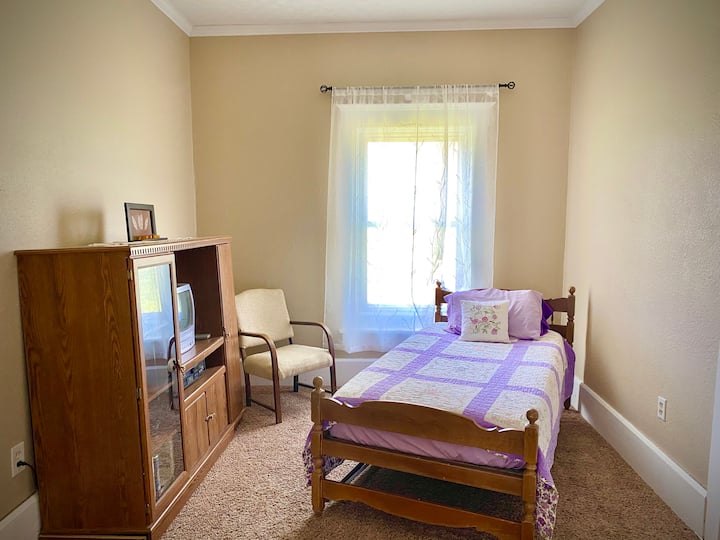 غرفة نوم صغيرة مفردة مع طائرة هوائية.