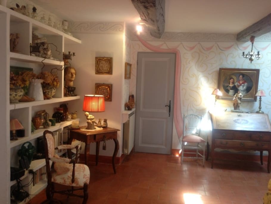 Espace distribuant chambre 1 et salle de bains 1