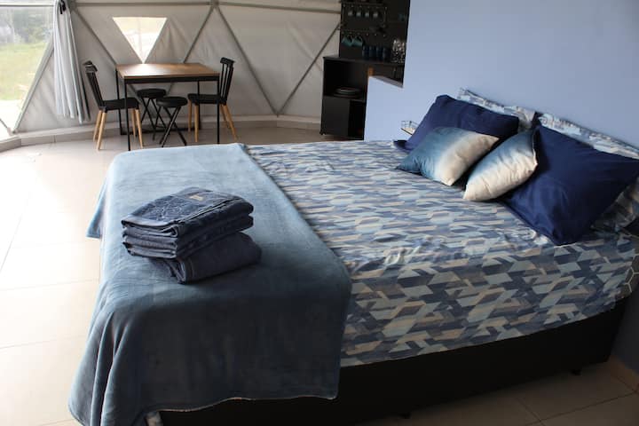 Confortável cama Queen com colchão EMMA,  premiado na Europa 