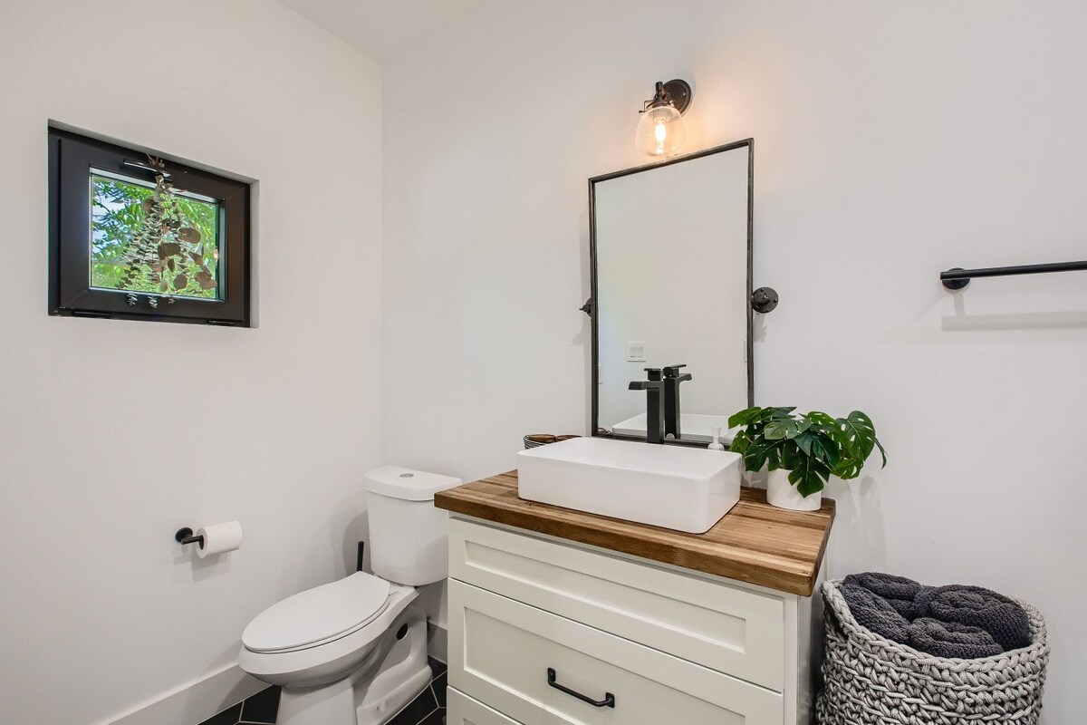 Modern 1 bed 1.5 bath with yard in Hyde Park